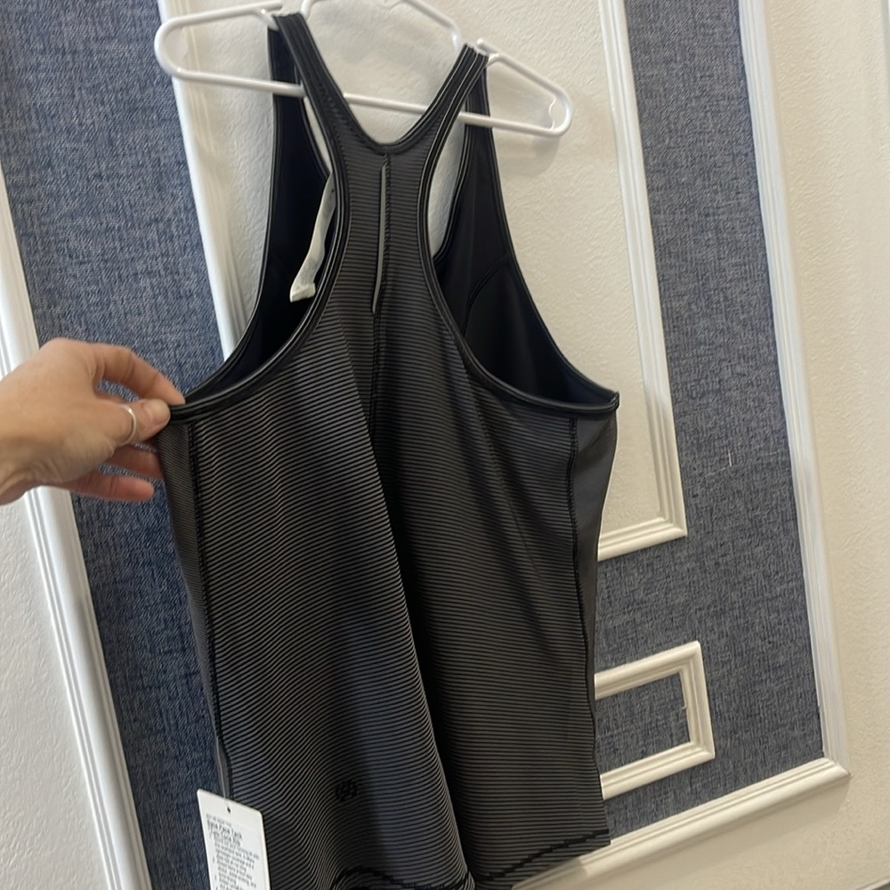 NWT Lululemon size 8 top - Picture 4 of 5